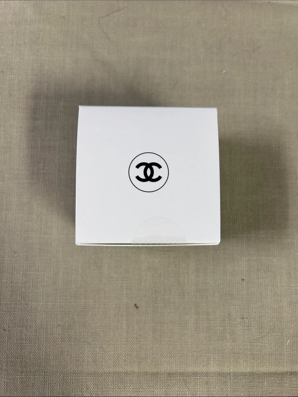 CHANEL Hydra Beauty Illuminating Hydrating Eye Cream - White and Black